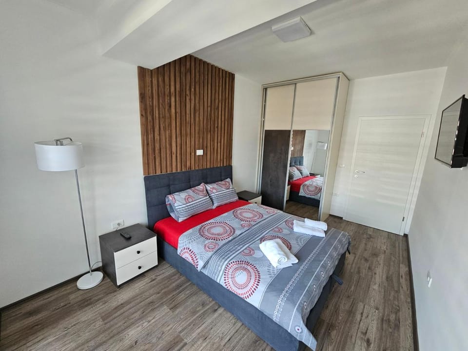 Bed, TV and multimedia, Photo of the whole room