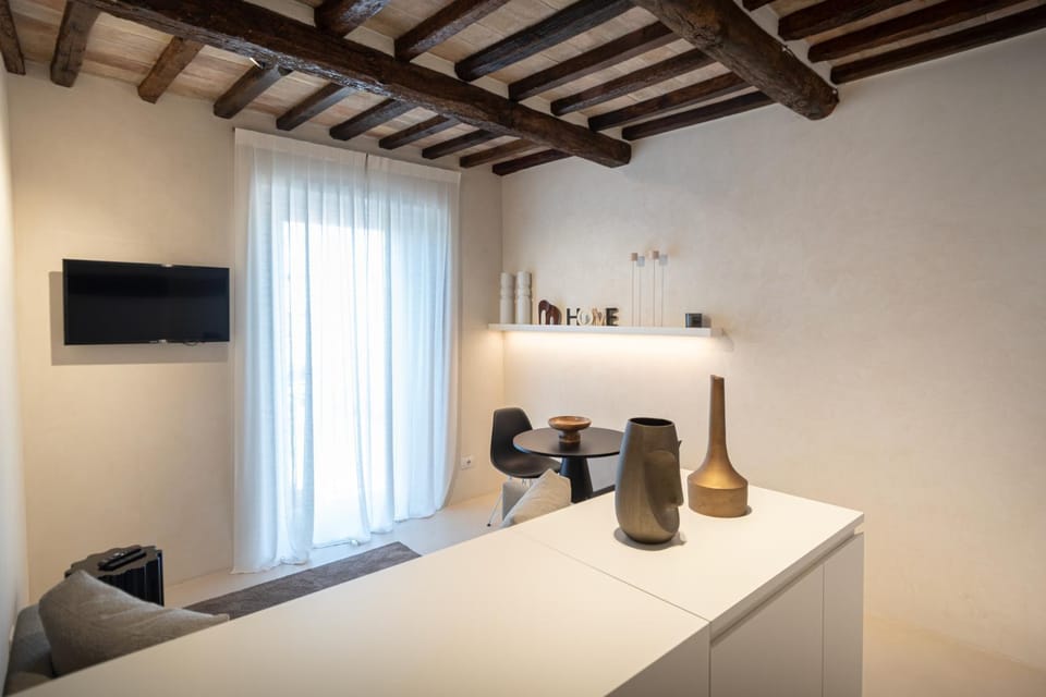 TV and multimedia, Kitchen or kitchenette, Living room, Seating area, Dining area