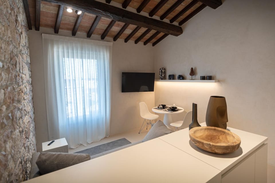 TV and multimedia, Kitchen or kitchenette, Living room, Seating area, Dining area