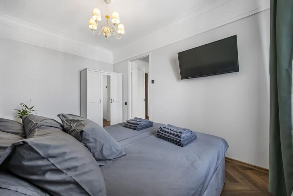 Bed, TV and multimedia, Bedroom
