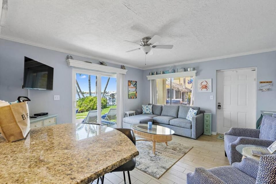 Malyn 108, Updated Waterfront condo, private patio House in Treasure Island