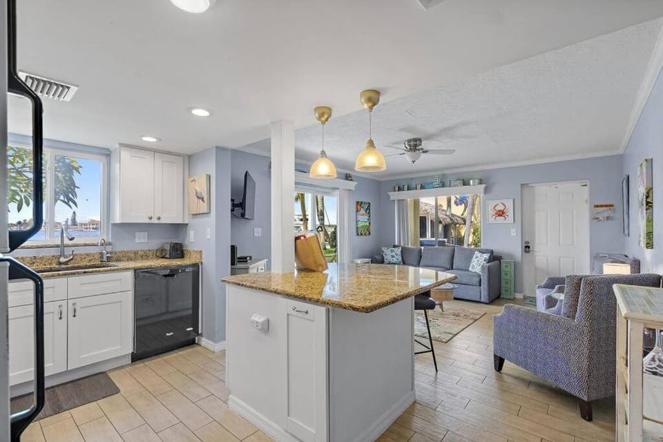 Malyn 108, Updated Waterfront condo, private patio House in Treasure Island