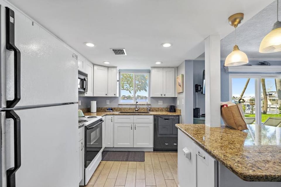 Malyn 108, Updated Waterfront condo, private patio House in Treasure Island