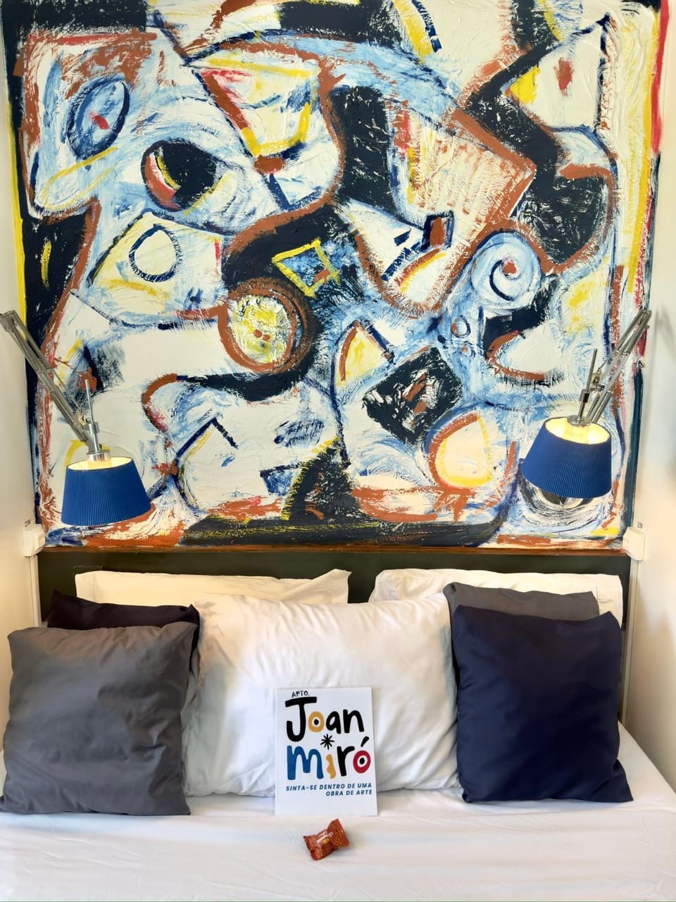 Apto JOAN MIRÓ Se sinta dentro de uma obra de arte 5 min da Esplanada dos Ministérios Condomínio LIFE RESORT Cortesia a caixa de mimos no dia do seu checkin House in State of Goiás