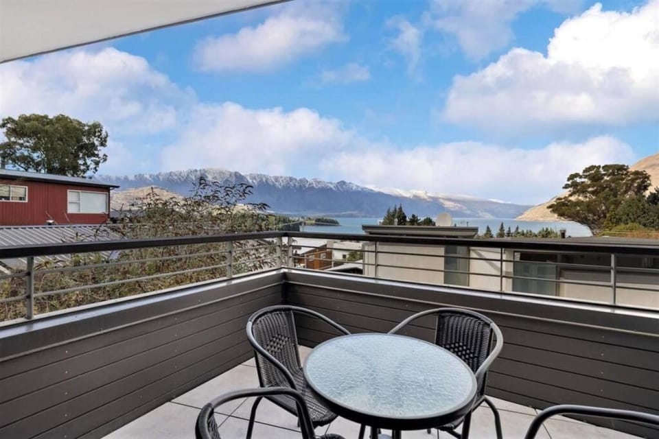 Balcony/Terrace, Lake view, Mountain view