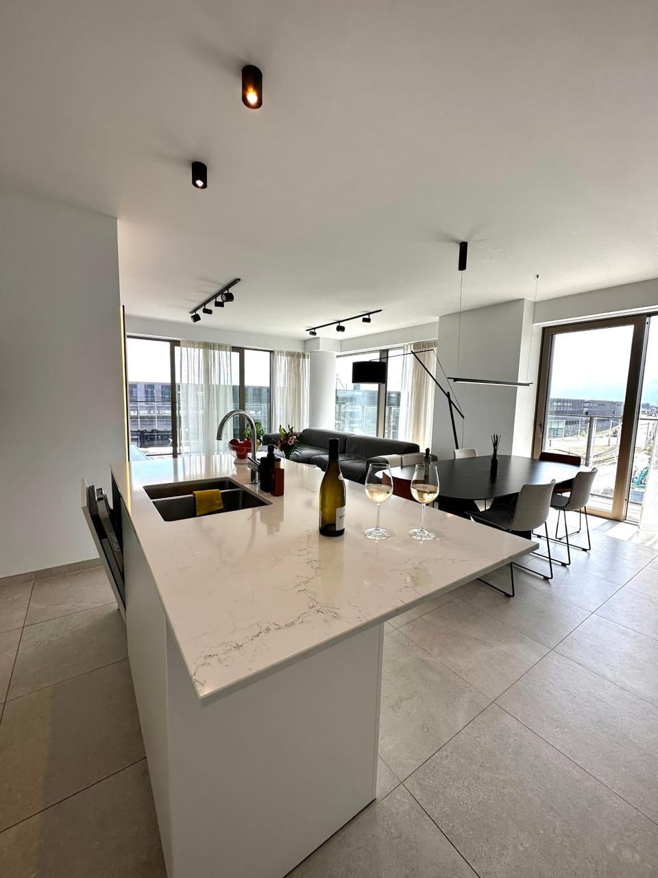 Kitchen or kitchenette, Living room, Seating area, Dining area