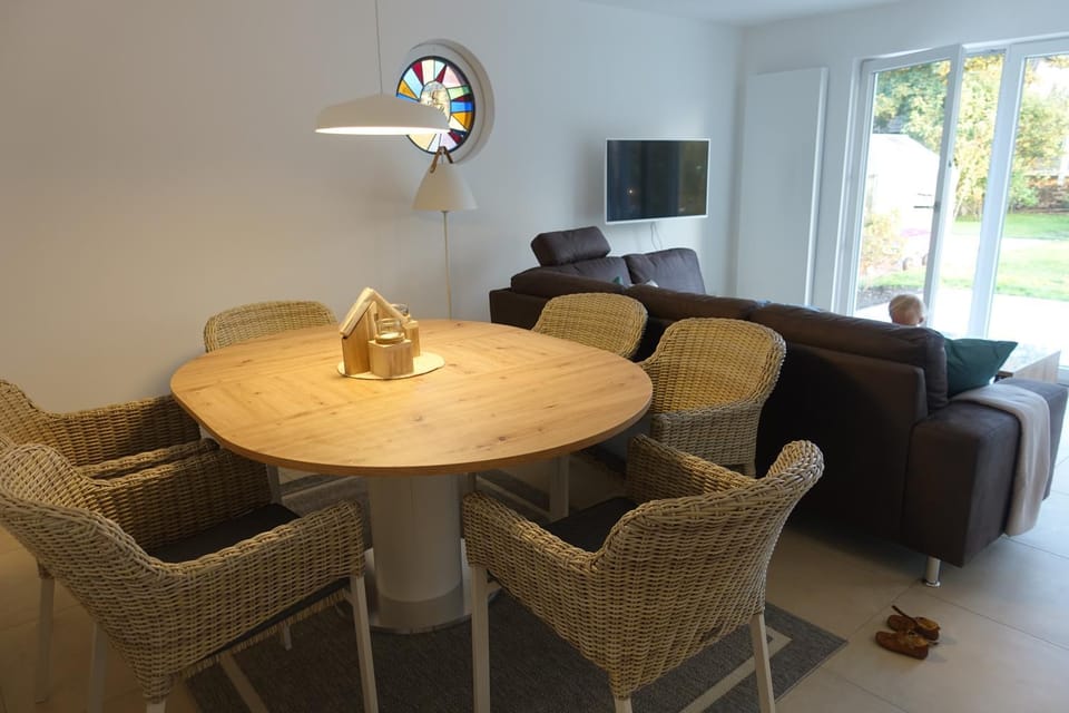 TV and multimedia, Living room, Seating area, Dining area
