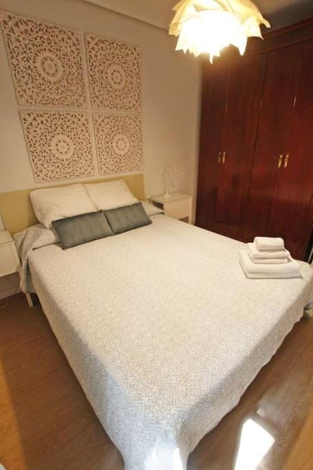 Bed, Photo of the whole room, Bedroom, towels