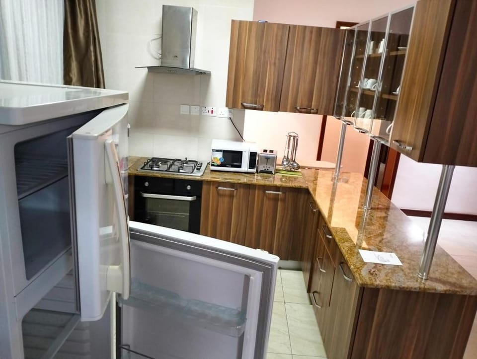 Kitchen or kitchenette, minibar, oven, stove