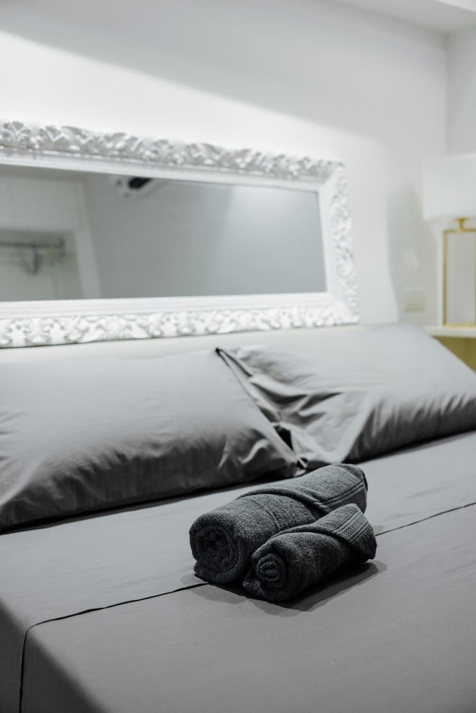 Bed, Bedroom, towels