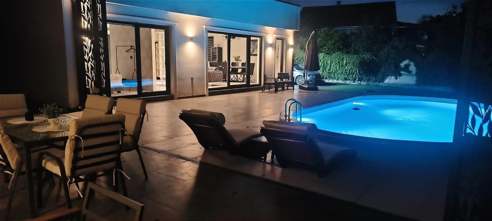 Patio, Night, Natural landscape, Hot Tub, Living room, Seating area, Pool view, Swimming pool, sunbed