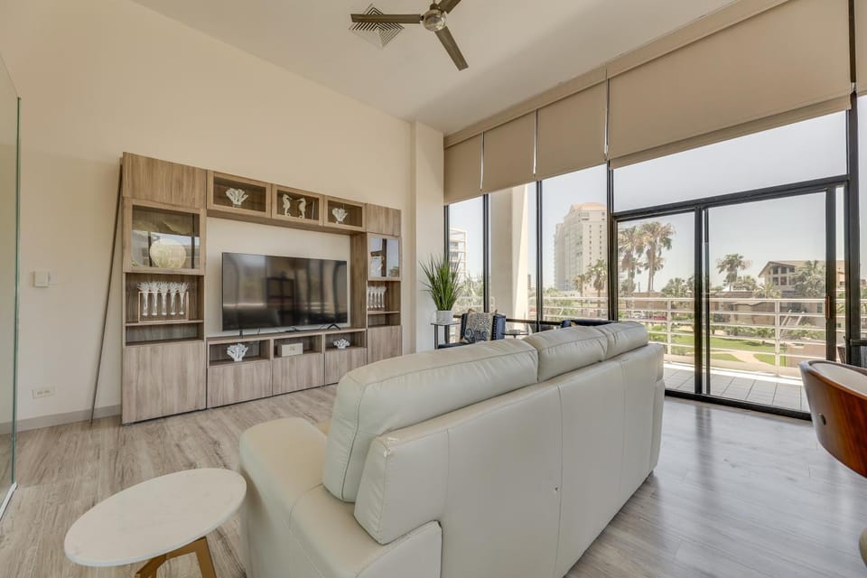 South Padre Island Gem: Community Pool & Hot Tub! Apartment in South Padre Island