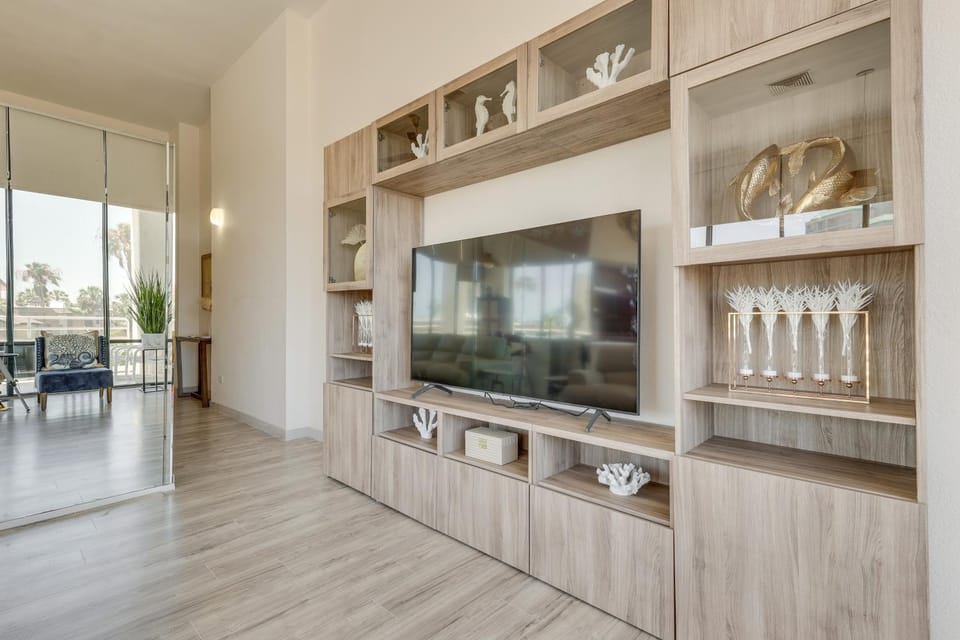 South Padre Island Gem: Community Pool & Hot Tub! Apartment in South Padre Island