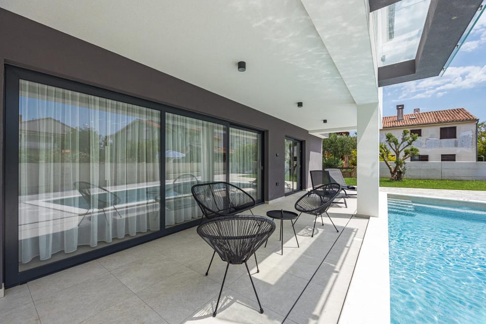 Balcony/Terrace, Pool view, Swimming pool, sunbed