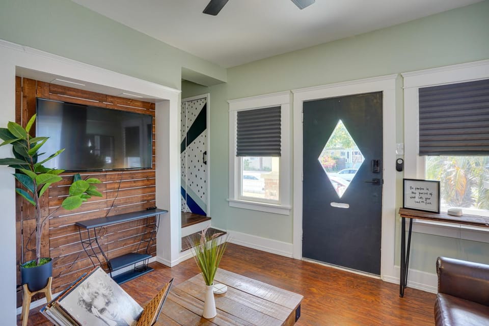 1 Mi to Dtwn! Bright Long Beach Apartment Apartment in Long Beach