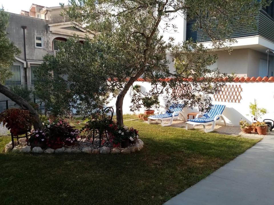 Patio, Garden, Balcony/Terrace, Garden view, sunbed