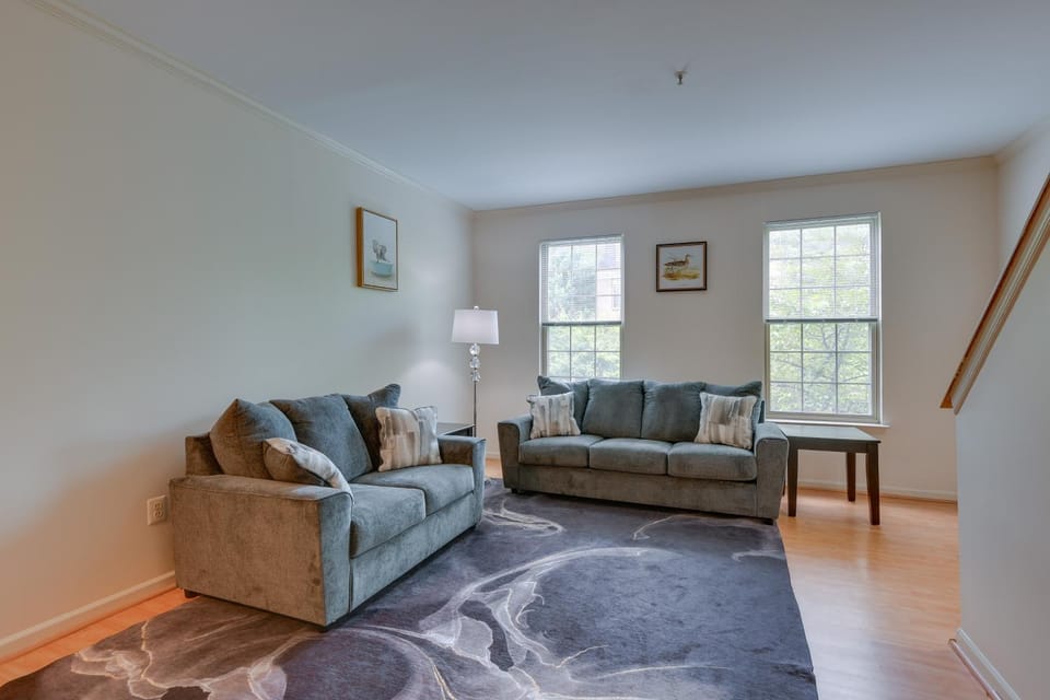 Owings Mills Townhouse: 8 Mi to Liberty Reservoir! House in Maryland