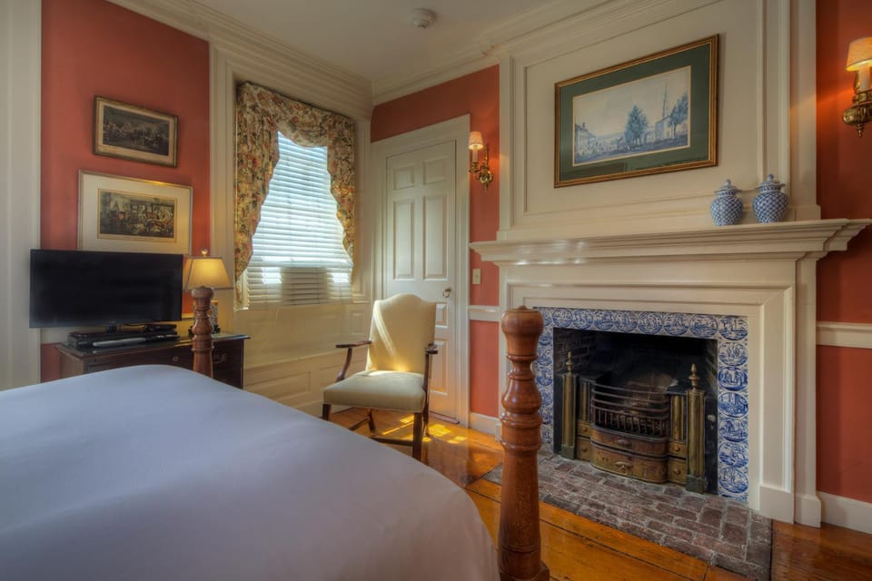 Bedroom, fireplace