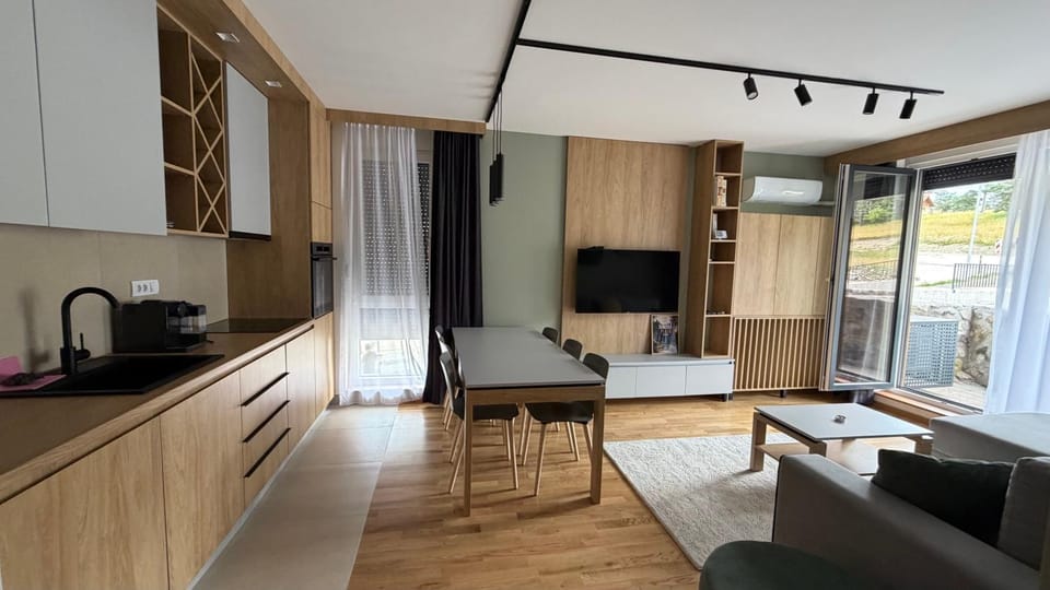 Kitchen or kitchenette, Dining area