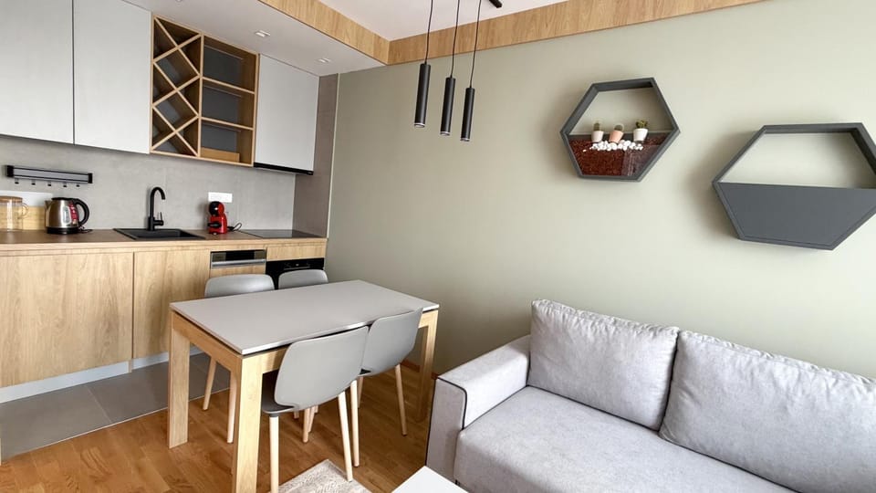 Kitchen or kitchenette, Dining area