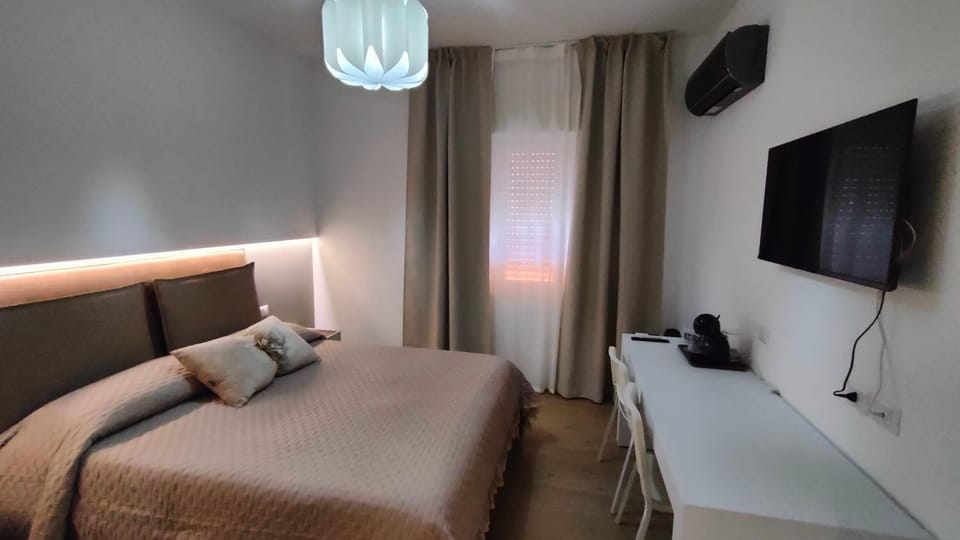 Bed, TV and multimedia, Photo of the whole room, Evening entertainment, Bedroom, hair dresser