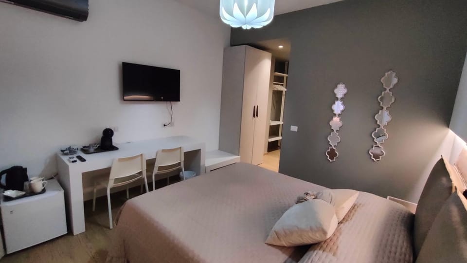 Bed, TV and multimedia, Photo of the whole room, Seating area, Bedroom, hair dresser
