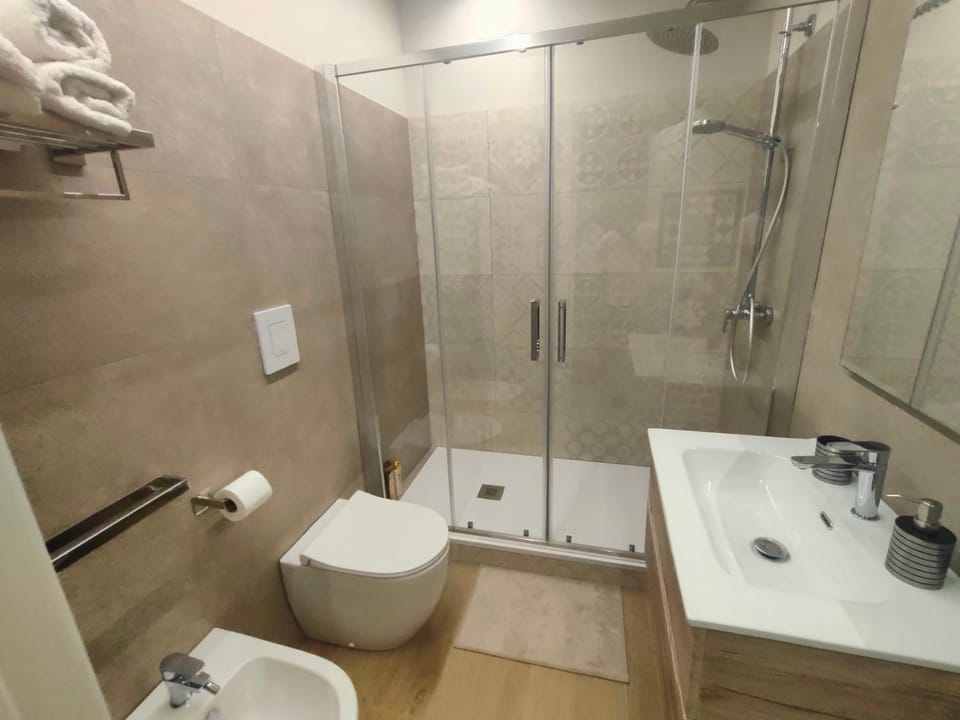 Shower, Toilet, Bathroom, bidet, towels