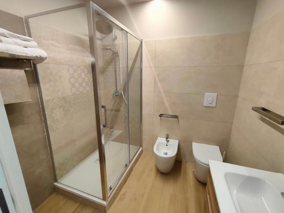 Shower, Toilet, Bathroom, towels