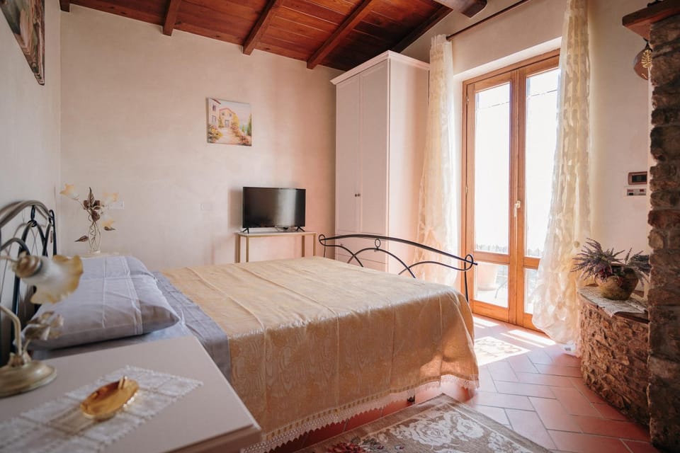 Bed, TV and multimedia, Photo of the whole room, Evening entertainment, Bedroom