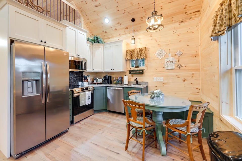Serene Kentucky Cabin w/ Fireplace + Fire Pit! Cabin in Ohio