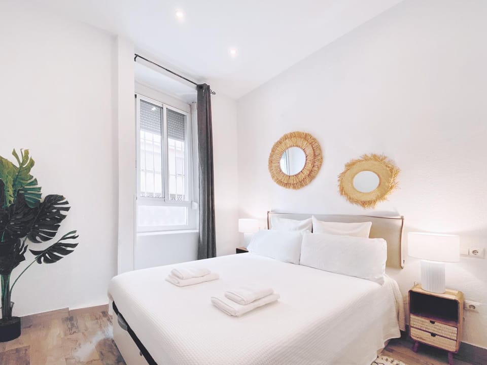 Bed, Bedroom, towels