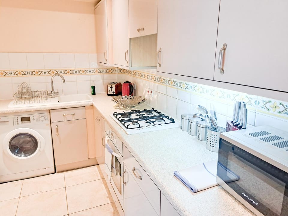 Kitchen or kitchenette, dishwasher, washing machine