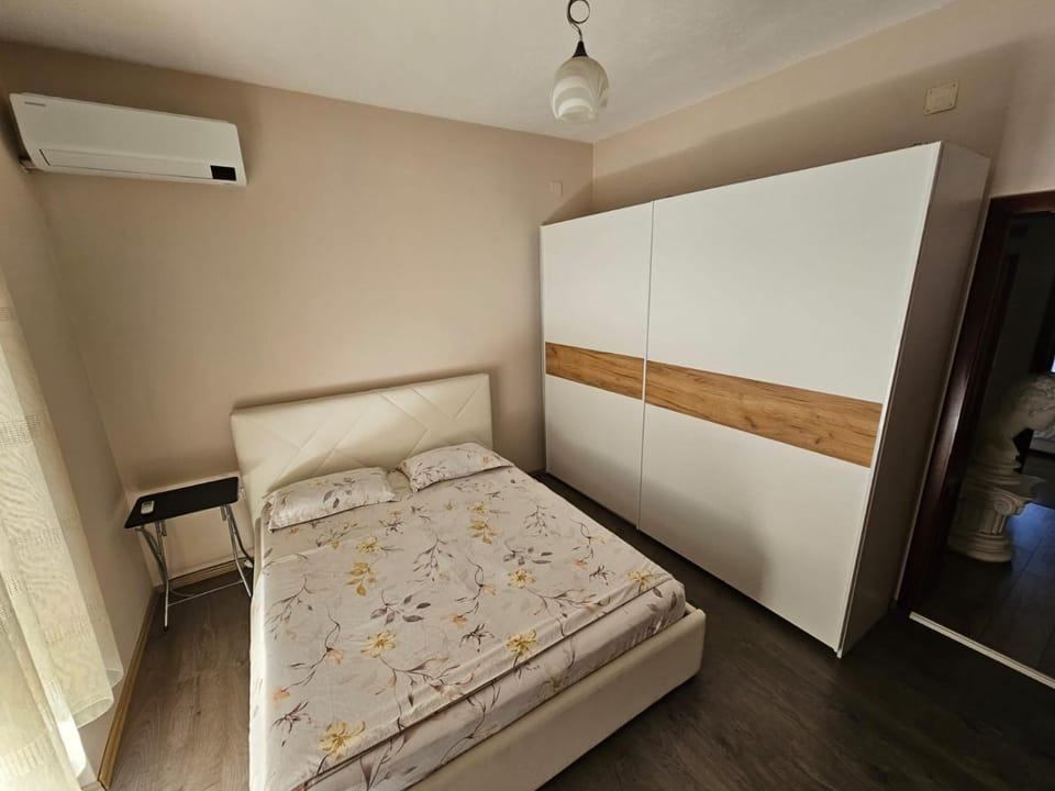 Bed, air conditioner