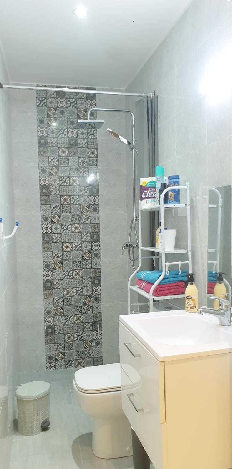 Shower, Toilet, Bathroom, towels