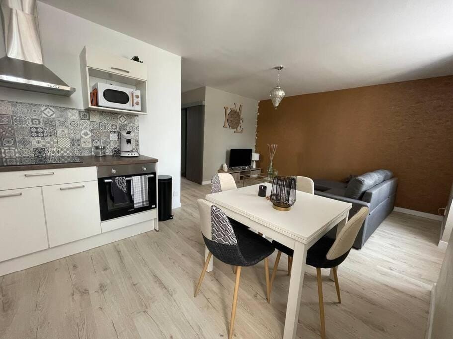 Kitchen or kitchenette, Living room, Seating area, Dining area, minibar, pet friendly