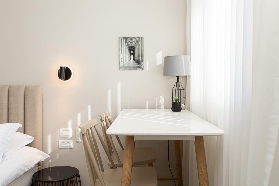 Bed, Dining area, hair dresser