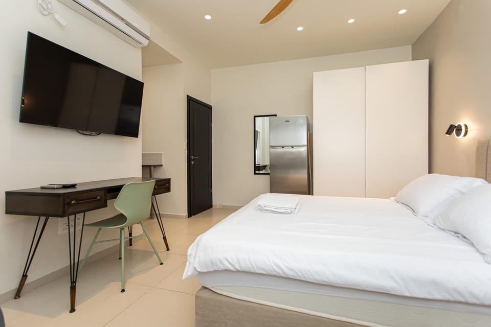 Bed, TV and multimedia, Photo of the whole room, hair dresser, wardrobe, air conditioner