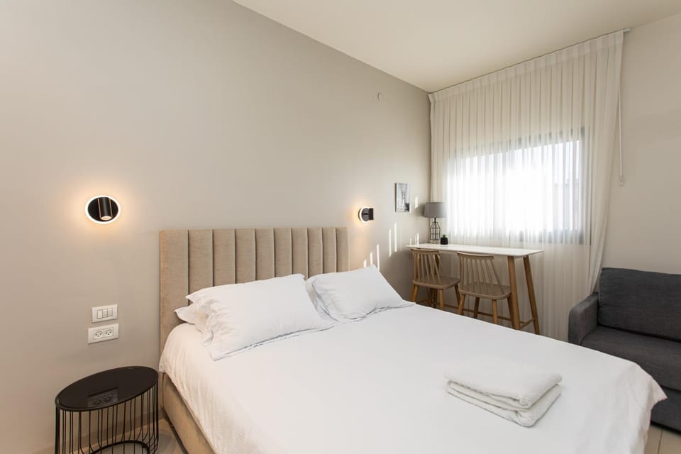 Bed, Seating area, towels