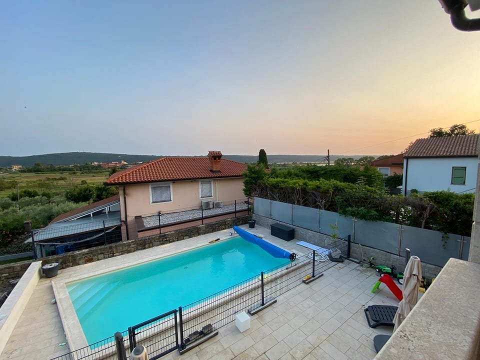 Balcony/Terrace, Pool view, Swimming pool, Swimming pool