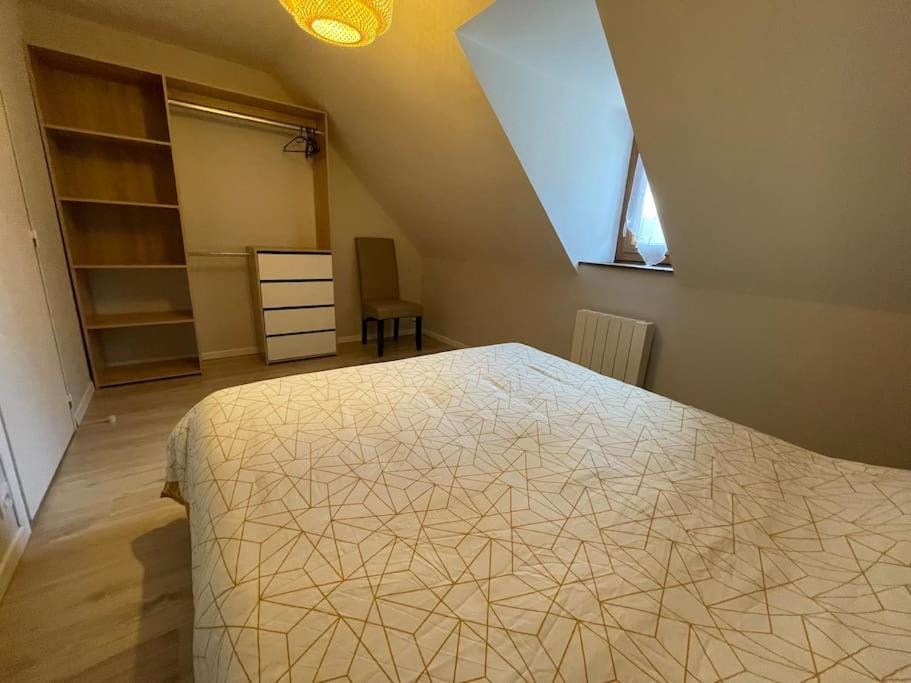 Bed, Photo of the whole room, Bedroom, internet, wardrobe