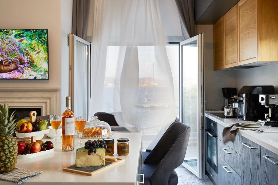 TV and multimedia, Coffee/tea facilities, Kitchen or kitchenette, Dining area, stove