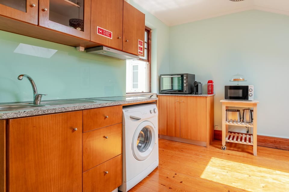 Coffee/tea facilities, Kitchen or kitchenette, oven, stove, toaster, washing machine