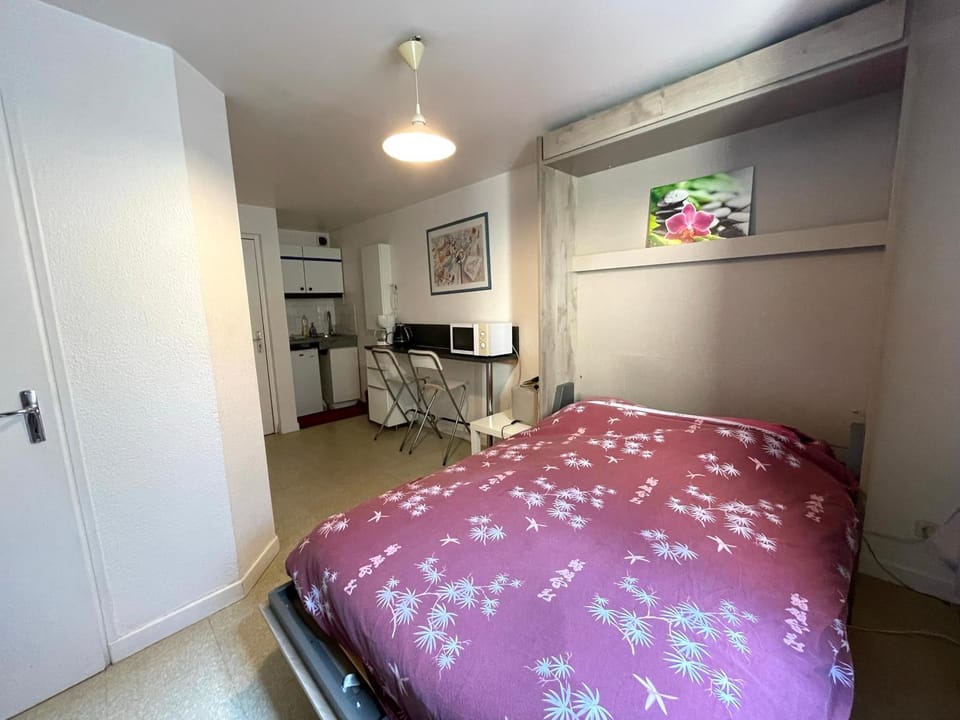 Bed, Photo of the whole room, wardrobe