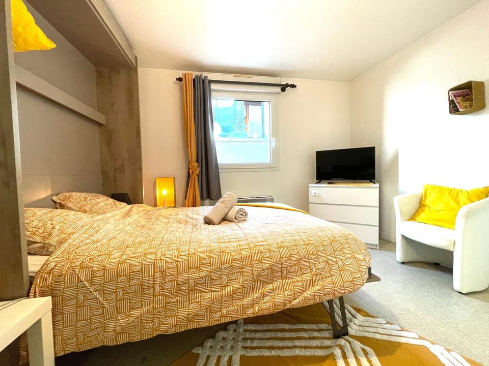 TV and multimedia, Photo of the whole room, Bedroom, towels