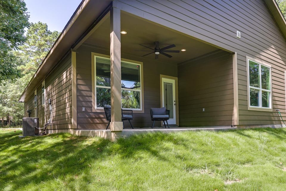 Charming Willis Hideaway < 1 Mi to Lake Conroe! House in Lake Conroe