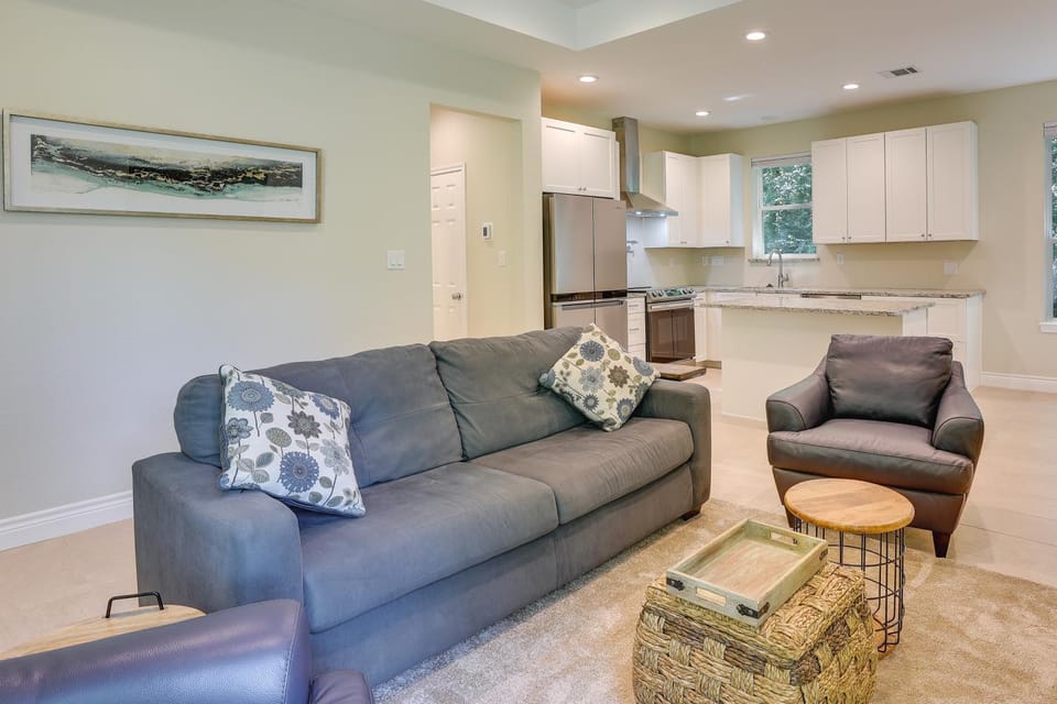 Charming Willis Hideaway < 1 Mi to Lake Conroe! House in Lake Conroe