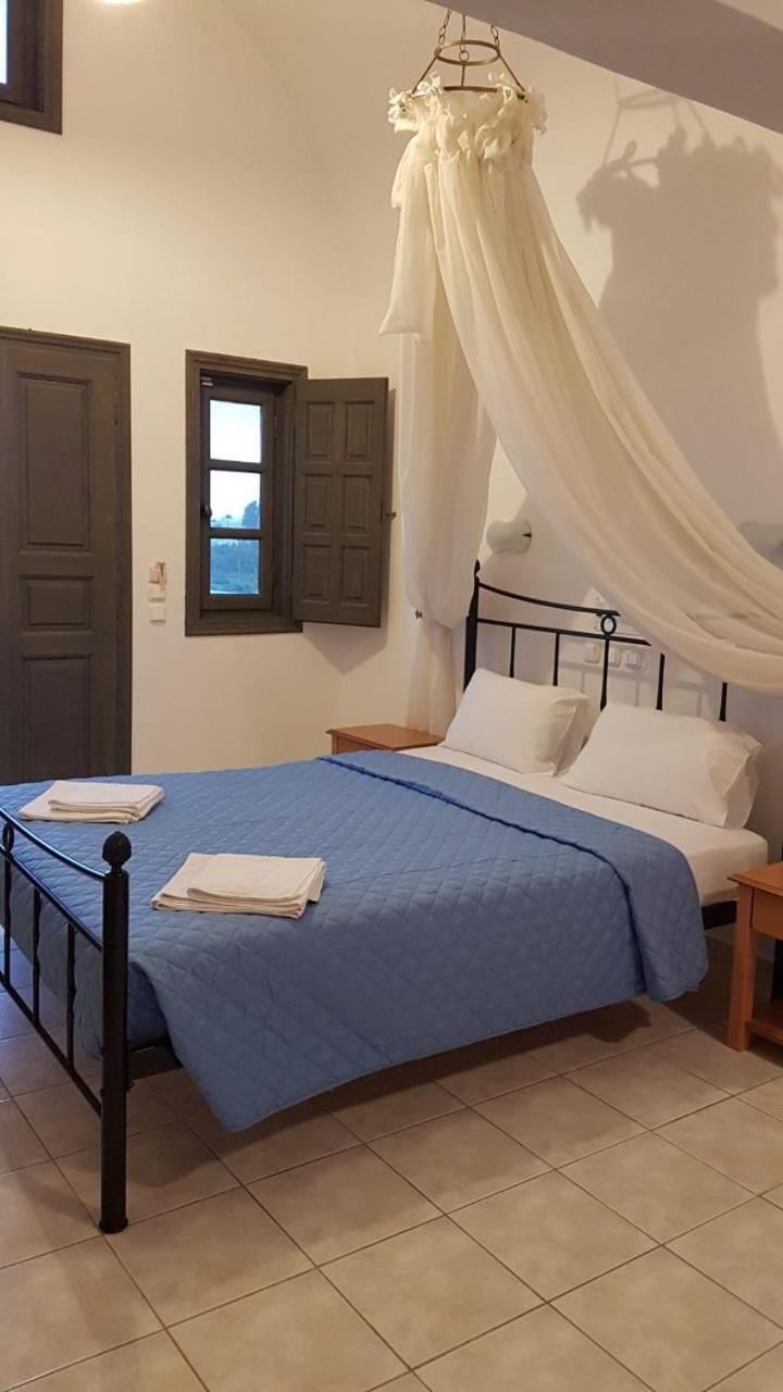 Bed, Decorative detail, towels