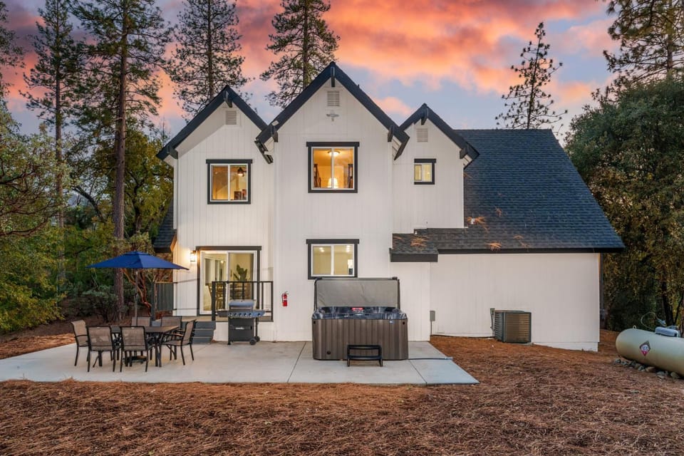 A Modern Hideaway - with hot tub, game room, and more House in Sierra Nevada