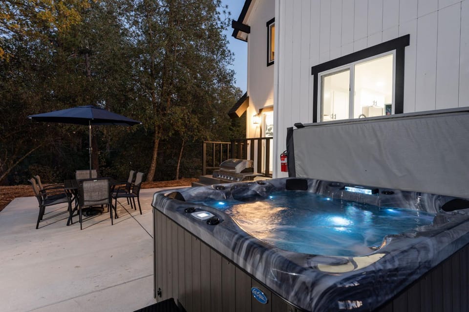 A Modern Hideaway - with hot tub, game room, and more House in Sierra Nevada