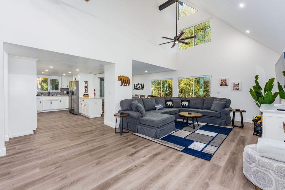 A Modern Hideaway - with hot tub, game room, and more House in Sierra Nevada